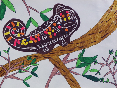 叢林裡的偽裝者－這隻變色龍在爬樹，牠五顏六色的，非常漂亮。